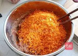 Illustration of how to make mutton and carrot dumplings 5