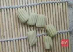 Illustration of how to make spiral noodles 6