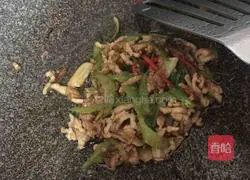 Illustration of how to make green pepper and shredded pork noodles 6