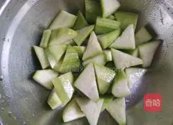 Illustration of how to make shrimps and loofah egg soup 3