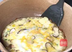 Illustration of how to make egg hand pizza 9