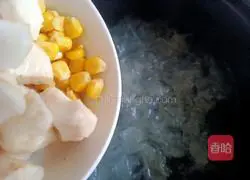 Illustration of how to make wolfberry and water chestnut corn syrup 8