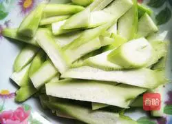 Illustration of how to make loofah, vermicelli and meat slices soup 6