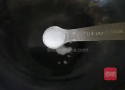 Nutritional milk white Illustration of how to make crucian carp tofu soup 3