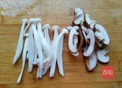 Illustration of how to make mushroom and meat slices soup 5