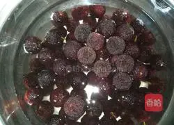 Illustration of how to make sweet and sour bayberry soup 2