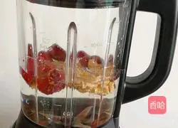 Illustration of how to make red dates, peanuts and walnut dew 3