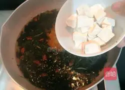 Illustration of how to make sesame leaf and wolfberry tofu soup 12
