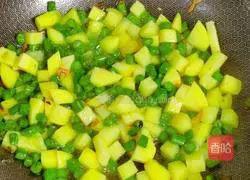 Illustration of making braised noodles with potatoes, cowpeas and green beans 5