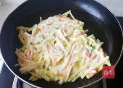 Illustration of how to make shredded potato pancakes 4