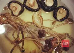 Chicken feet, ribs, angelica, red dates and wolfberry soup recipe 2