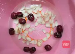 Illustration of how to make peach gum, red dates and lily soup 6