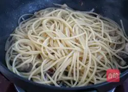 Black pepper mushroom bacon Illustration of how to make fried pasta 9