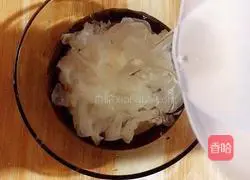 Illustration of how to make corn, sweet potato and white fungus soup 4