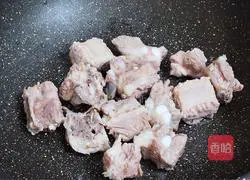 Illustration of how to make pork ribs, yam, corn and carrot soup 5