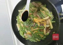 Illustration of how to make braised noodles with pork belly, beans, string beans and potatoes 6