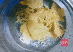 Illustration of how to stew bird's nest with wolfberry milk 1