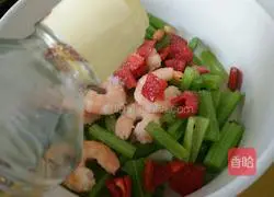 Illustration of how to make cold celery and shrimp 8