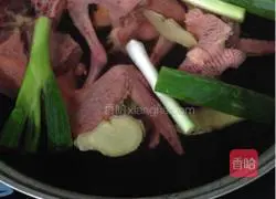 Illustration of how to make yam and pigeon soup 3