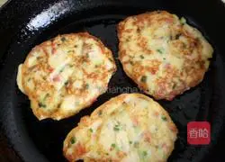 Illustration of how to make pan-fried potato pancakes 6
