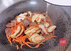 Illustration of how to make sausage and egg fried noodles 9