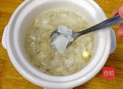 Illustration of how to make rock sugar, tremella and lotus seed soup 5