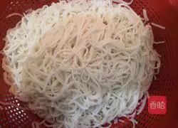 Illustration of how to make fried noodles with small tomatoes 6