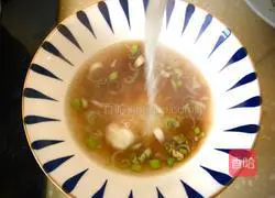 Illustration of how to make Longxu Noodles in clear soup 5