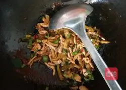 Illustration of how to make shredded pork noodles with mustard greens and red oil 5