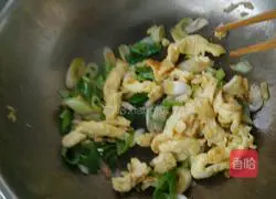 Illustration of how to make fried eggs with green onions 6