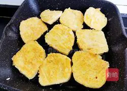 Illustration of how to make simple and healthy breakfast egg and steamed bun slices 5