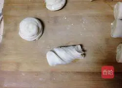 Illustration of how to make scallion pancakes (leaf dough) 11