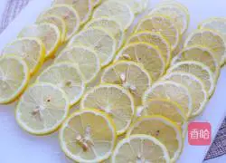 Illustration of how to make homemade lemon honey water 4
