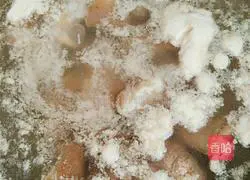 Illustration of how to make pig's feet stewed with radish 4