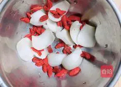 Illustration of how to make steamed pumpkin with rice wine and lilies 2