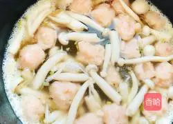 Illustration of how to make mushroom and shrimp soup 9