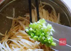 Illustration of how to make green onion and potato shredded pancakes 4
