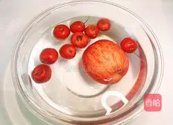 Illustration of how to make hawthorn stewed apples 3