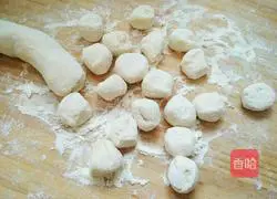 Illustration of how to make chrysanthemum and shrimp dumplings 8