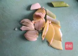 Matsutake, potatoes and kelp stewed chicken wings Illustration of how to make roots 1