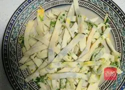 Illustration of how to make tomato, egg and spinach noodles 9