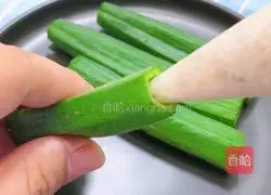 Illustration of how to make okra stuffed shrimp 7