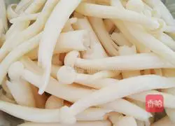 Illustration of how to make mushroom and shrimp soup 1