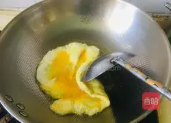 Illustration of how to make green bamboo shoots and omelette soup 2