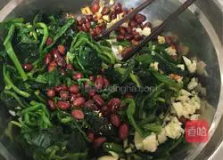 Illustration of how to make spinach with nuts 5