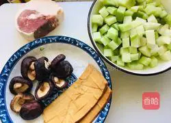 Illustration of how to make mushroom and mutton noodles 1