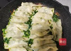 Illustration of how to make leek and egg pot stickers 20