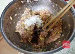 Illustration of how to make fresh meat prawn dumplings 15