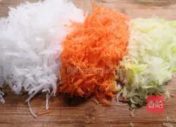 Illustration of how to make green and white radish and meat-filled potsticker dumplings 3