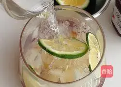 Illustration of how to make lychee lemon sparkling water 9